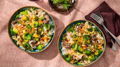 Wat Eten We Vandaag: Noedelsalade met spruitjes en biefstuk
