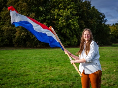 Renske hoopt dat iedereen vlag uithangt op verkiezingsdag: ‘Stel je voor, de hele straat vol vlaggen!’