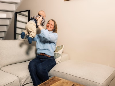 Piloot Amber (34) en haar man kochten vlak voor de bevalling een nieuw huis: ‘De badkamer was al besteld’