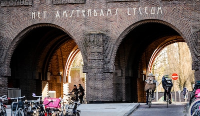 ‘Vakantie is vakantie’: vader stapt naar de rechter nadat zoon verplicht naar les in zomervakantie moet