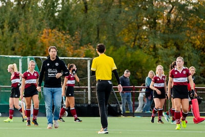 Trainers moeten eerst sneeuw schuiven om te kunnen hockeyen: Union wint, NMHC verliest