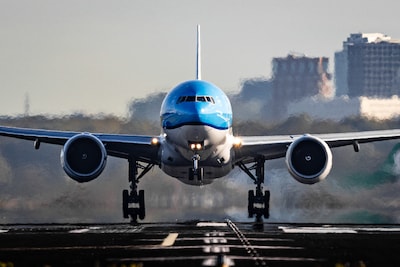Tientallen vluchten Schiphol geschrapt om storm Benjamin, minder treinen tussen Zeeland en Rotterdam