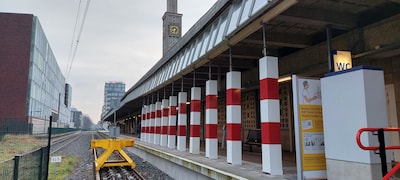 Het doorgezakte dak van perron 4b in Enschede wordt nog steeds gestut: hoelang nog?