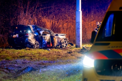 Bestuurder zonder rijbewijs mist rotonde, twee mannen (19) zwaargewond