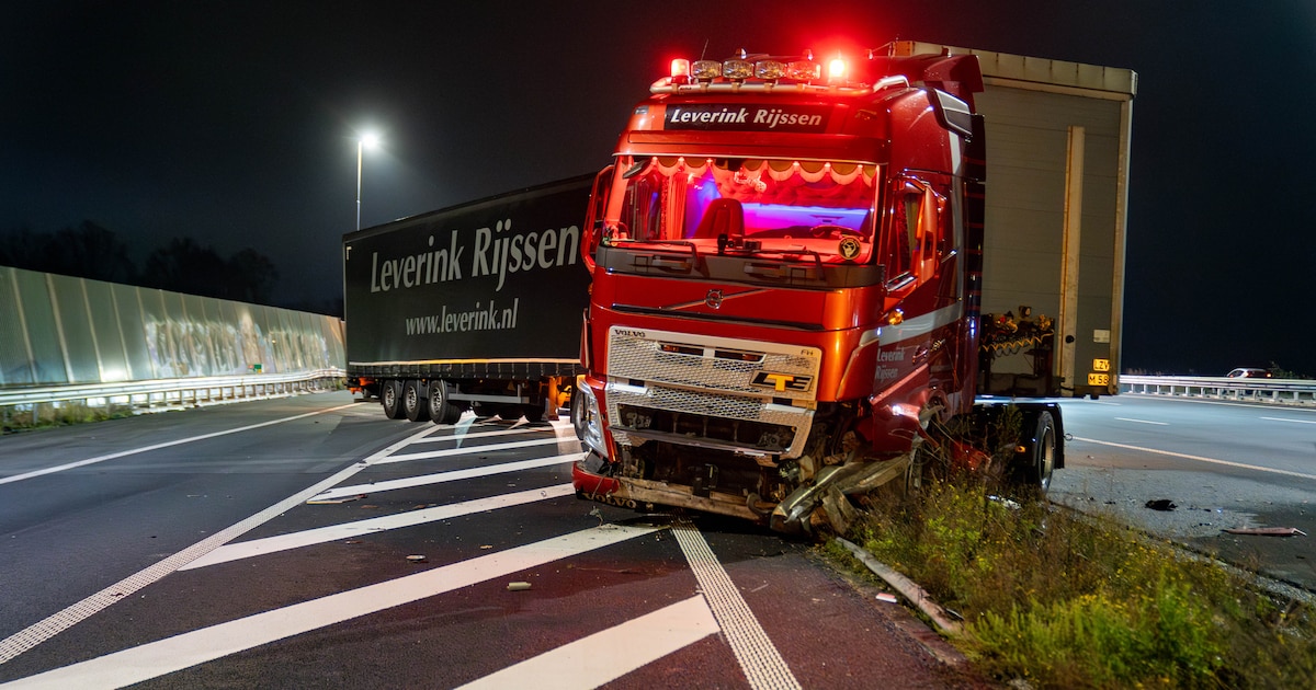 Vrachtwagen ramt vangrails A1 bij Beekbergen: verkeer loopt volledig vast