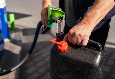 Nederlander zet Duits plaatsje op stelten: vult 9 jerrycans bij pomp en rijdt bijna kinderwagen aan
