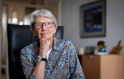 Alie (94) overleefde bombardement: ‘Het huis lag voorover, de meubels staken uit het puin’