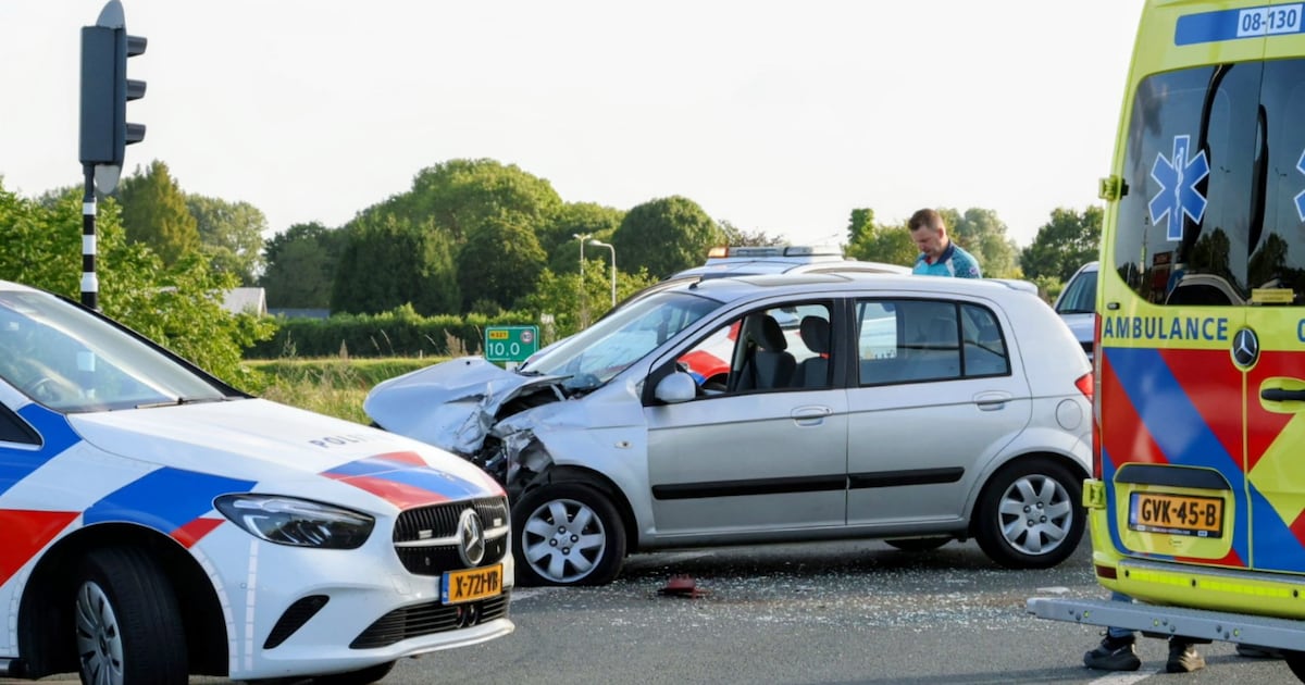 Bestuurders vrachtwagen en auto onder invloed bij botsing op N327 bij Enspijk