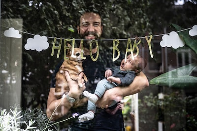 Overheden grijpen naar babybonussen en zelfs belasting op condooms: helpt dat tegen dalende geboortecijfers?