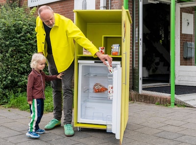 De buurtkoelkast in Arnhem moet voedselverspilling tegengaan én mensen samenbrengen