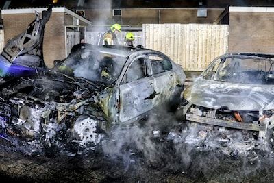 Politie vermoedt brandstichting bij autobrand in Tiel, twee wagens total loss