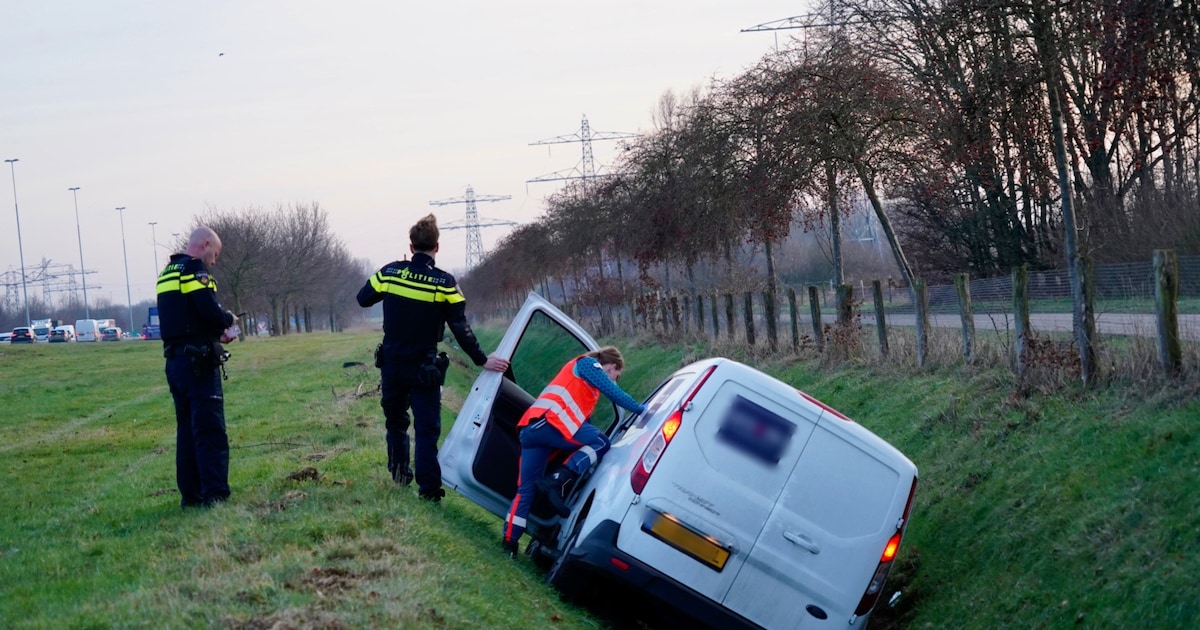 Busje belandt in de sloot langs A73
