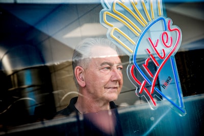 Miljoenen views, blije klanten en dan ineens de brandbom: Michel blijft verdwaasd achter na aanslag op zijn cafetaria