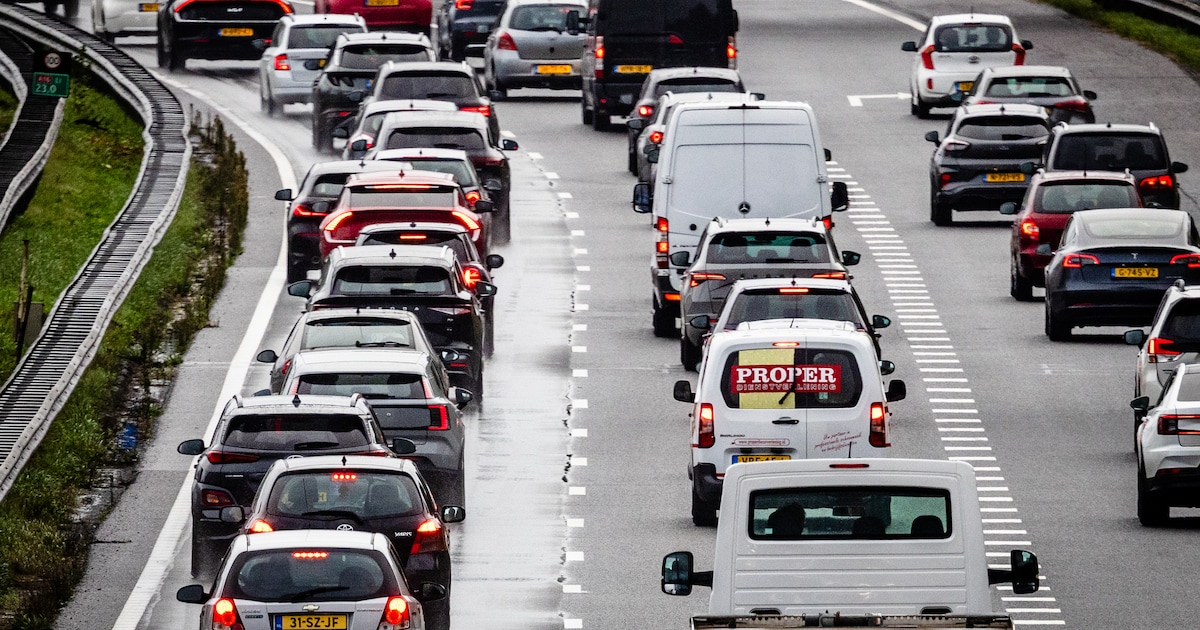 File op A15 bij Geldermalsen door ongeluk, verkeer komt langzaam op gang.