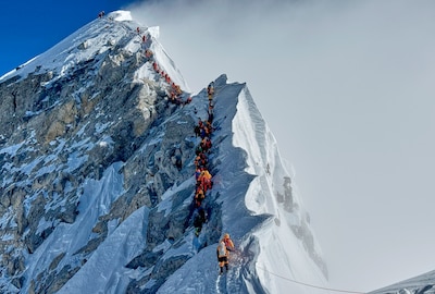 Nepal laat recordaantal beklimmers toe op Mount Everest, vrees voor opstoppingen in extreme kou