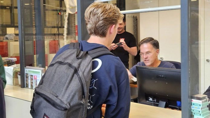 Oud-premier Mark Rutte verrast leerlingen middelbare school als ...