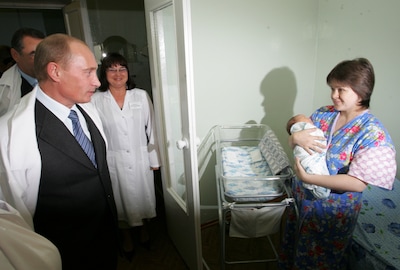 Rusland laat weduwen van gesneuvelde militairen gratis IVF doen, maar sperma invriezen betalen ze zelf