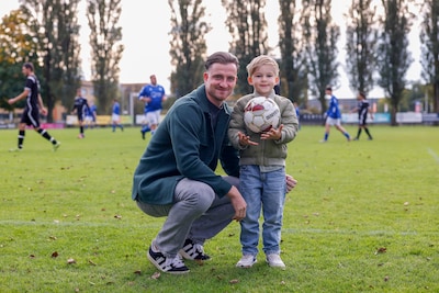 Drie jaar na zware knieblessure staat Dion (29) toch weer op het veld: ‘Zelfs bij de kapper vroegen