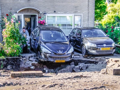 Reyyan houdt hart vast als haar auto in sinkhole dreigt te vallen: ‘Maar dit is erger voor tuintje van mijn moeder’