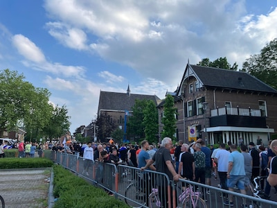 Demonstranten lopen ‘vrouwenmars’ in Didam, centrum deels afgesloten vanwege toespraak Geert Wilders