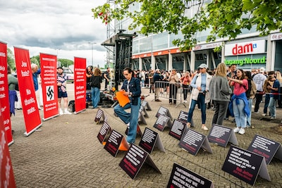Selfies met een hakenkruis en ‘schaam je kapot’: dit was de demonstratie bij concert rapper Ye