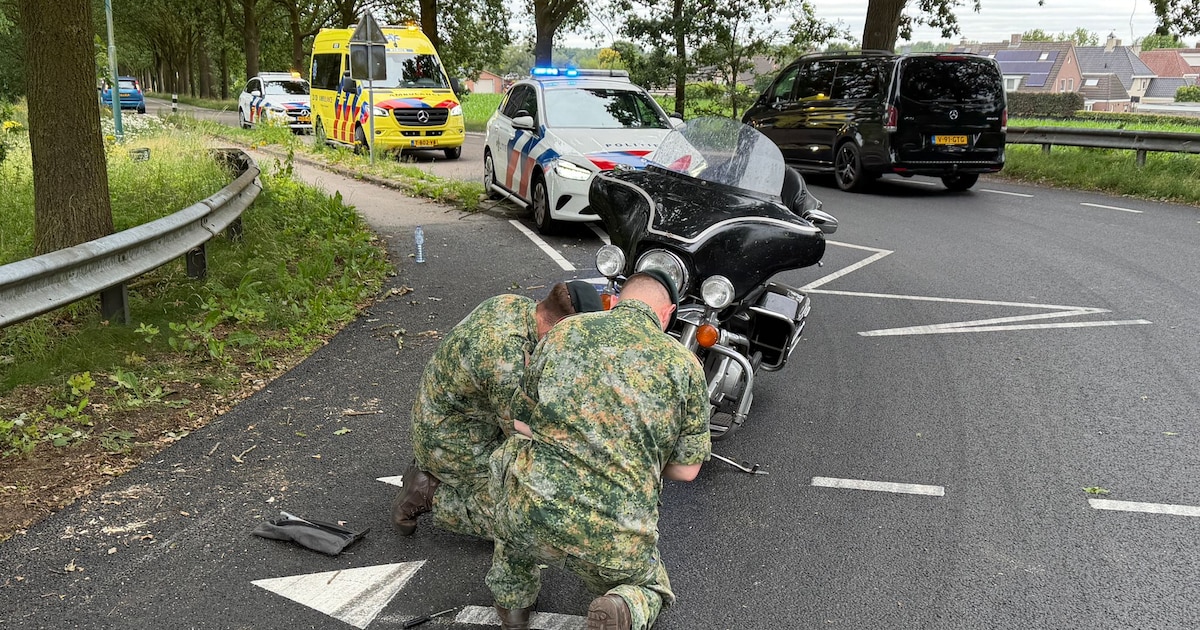 Motorrijder gewond door botsing achterop auto in Lieshout, Defensie-medewerkers schieten te hulp