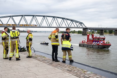 Hulpdiensten zoeken in de Waal bij Nijmegen naar auto; geen voertuig gevonden