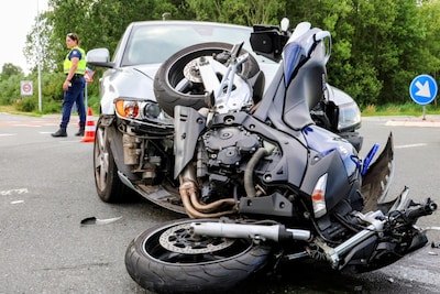 Harde botsing tussen motorrijder en auto in Buurmalsen