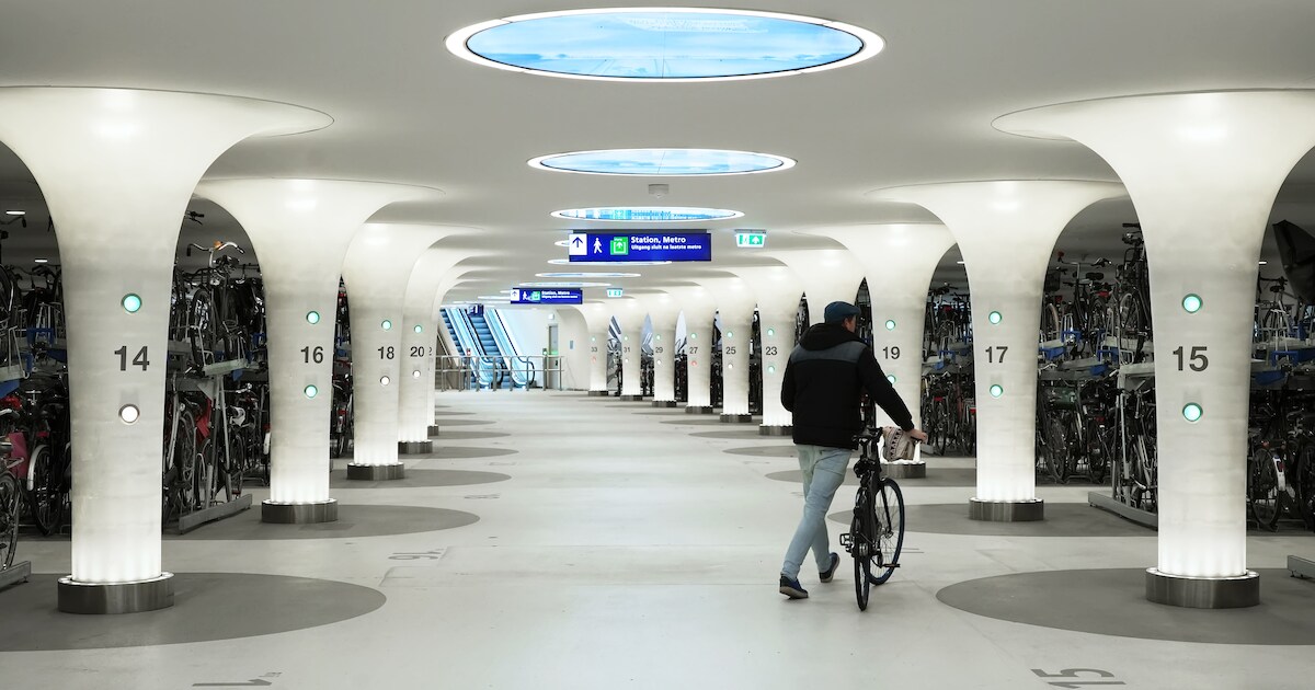 Roltrap van fietskelder onder Amsterdam Centraal had meer dan 500 ...