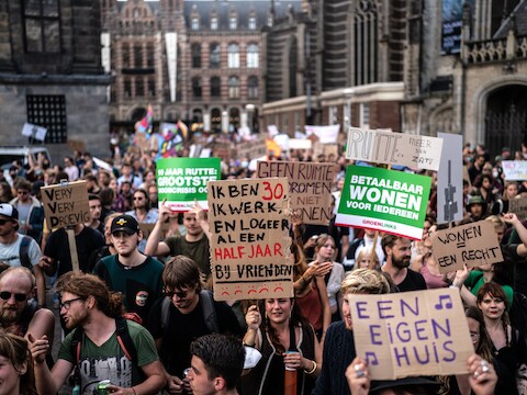 Ruim 15 duizend mensen gingen vorige week zondag in Amsterdam de straat op uit protest tegen de hoge huur- en huizenprijzen en het tekort aan woningen.