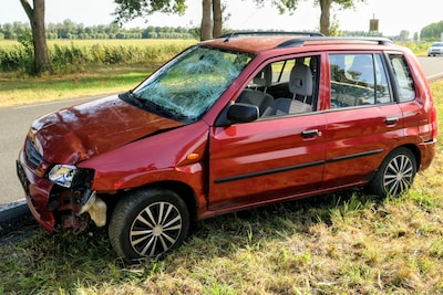 Auto rijdt meerdere verkeerspalen uit de grond bij ongeval in Culemborg