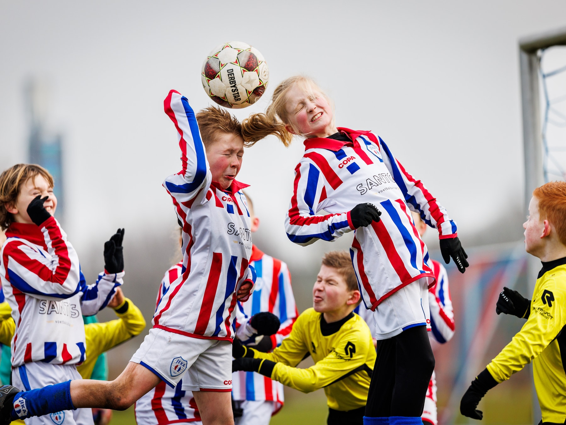 Dringend advies Sportraad: verbied koppen voor jonge kinderen, verplicht schaatsen met helm