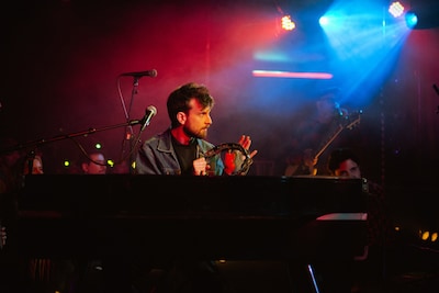 Pianist Jetse de Jong speelt mee bij Steel Going Strong