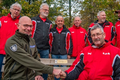 Jubilerende Beekse Herfstrun schenkt bankje aan Natuurmonumenten