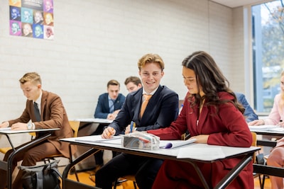 Maatpak, stropdas en achteruit inparkeren: op deze private school begint het bedrijfsleven al op het parkeerterrein