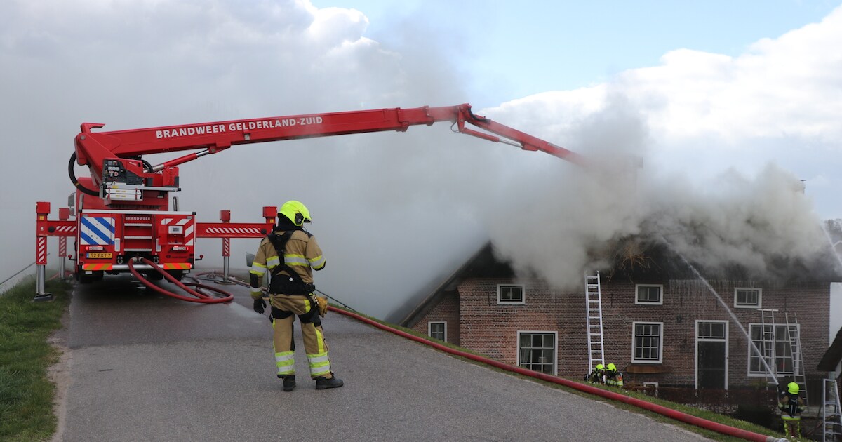 Uitslaande brand in rieten kap van woonboerderij in Nederhemert