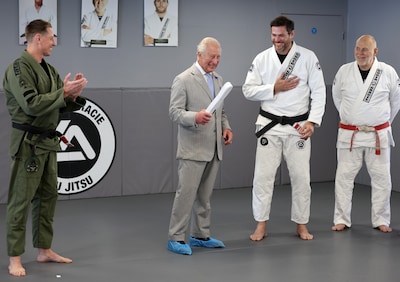 Koning Charles krijgt witte band in jiujitsu