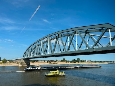 Schipper Jones kwam in problemen op de Waal, dit ging er mis: ‘Ineens werd het water onder ons wegge