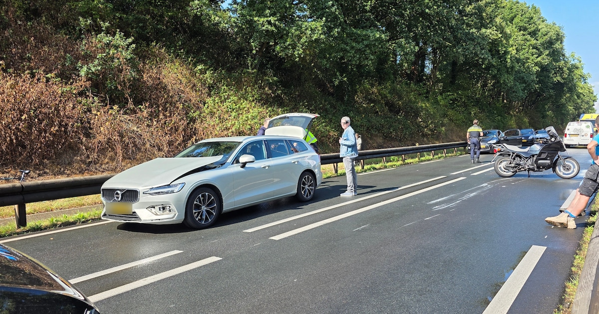 Motorrijder betrokken bij ongeval aan de Lijnweg in Rhenen, traumahelikopter gealarmeerd.