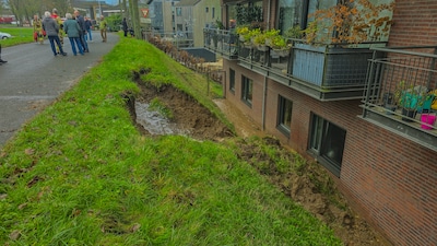 Gat in de dijk na gebarsten waterleiding: groot deel van de buurt zonder water
