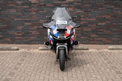 Motorrijder negeert ‘volgen’ bordje van de politie omdat hij twijfelt aan echtheid: ‘Zo’n bordje is 