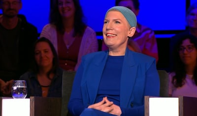 Paulien Cornelisse duikt op met blauw mutsje in De slimste mens: ‘Pruik wilde ik absoluut niet’