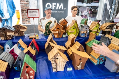 Walter en Lieke verkopen zelfgemaakte spullen op de Dag van Druten: ‘Dit vogelhuisje heeft een balko