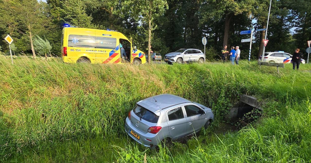 Auto in de sloot na botsing in Sinderen.