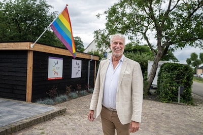 Ronald ziet gays nog steeds worstelen en opent daarom een pr