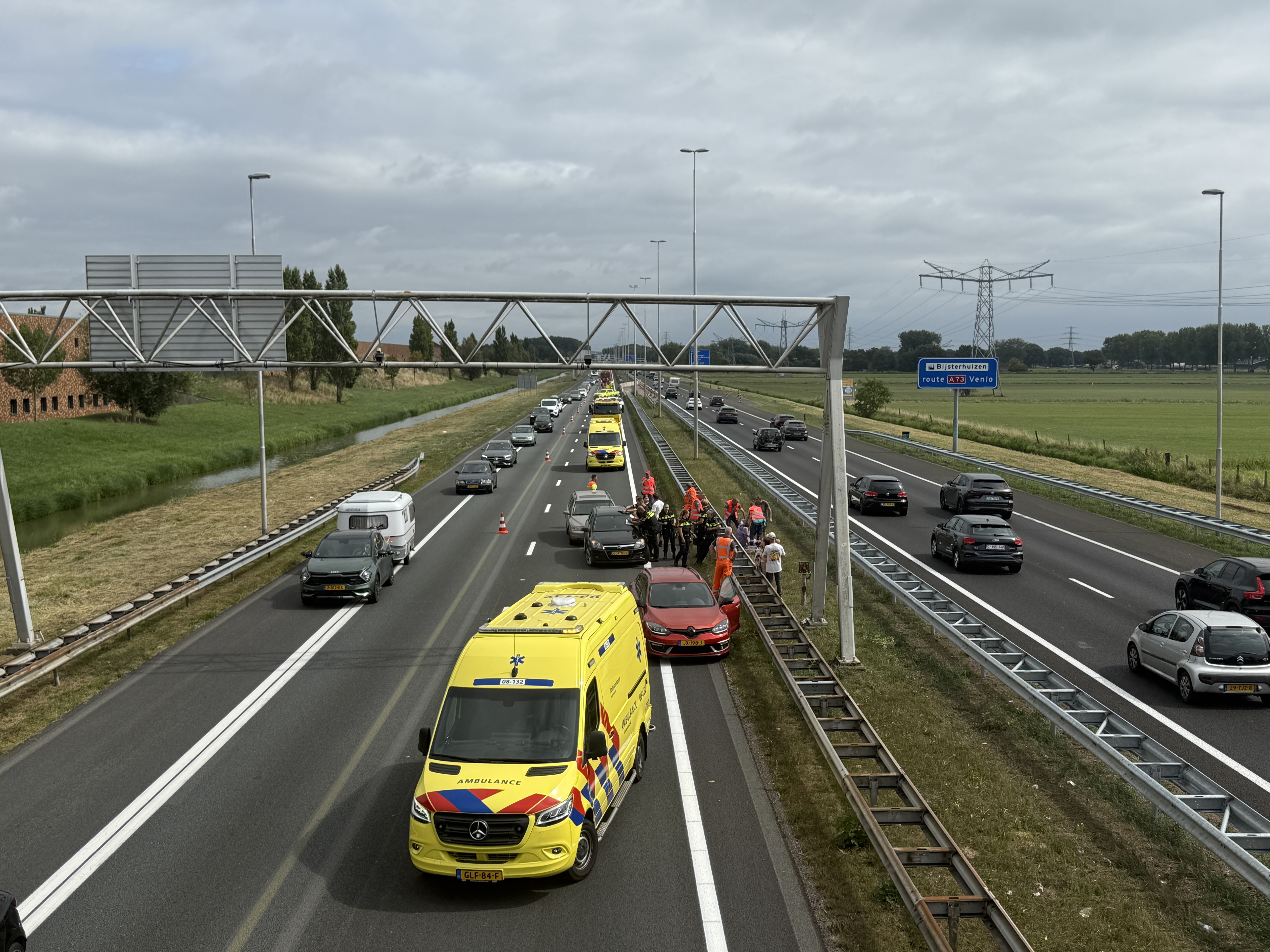 Botsing op A73 tussen drie auto’s zorgt voor file.