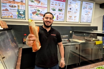 Mert van Cigköftem Enschede deelt gratis wraps uit: 'Mensen moeten het proeven'