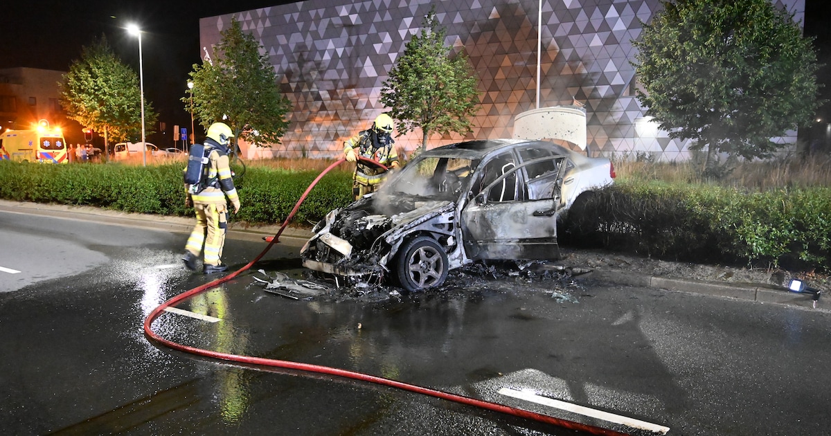 Auto vliegt in brand na eenzijdig ongeval in Lent.