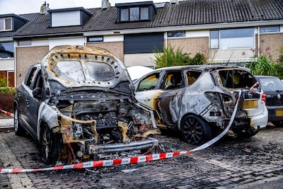 De gezinsauto van Roy brandt volledig uit, kinderzitjes gesmolten: ‘Wooow, papa, kijk, onze auto!’