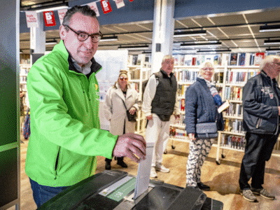 In de kroeg met een pilsje in de hand of prikkelarm met koptelefoon op: zo stemt Nederland vandaag